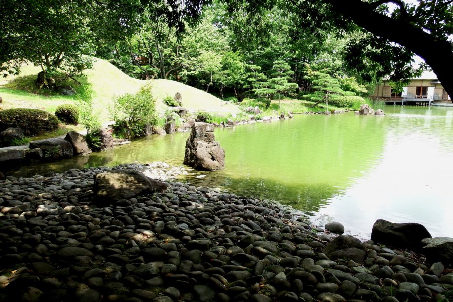 Passear no jardim Yokokan no verão